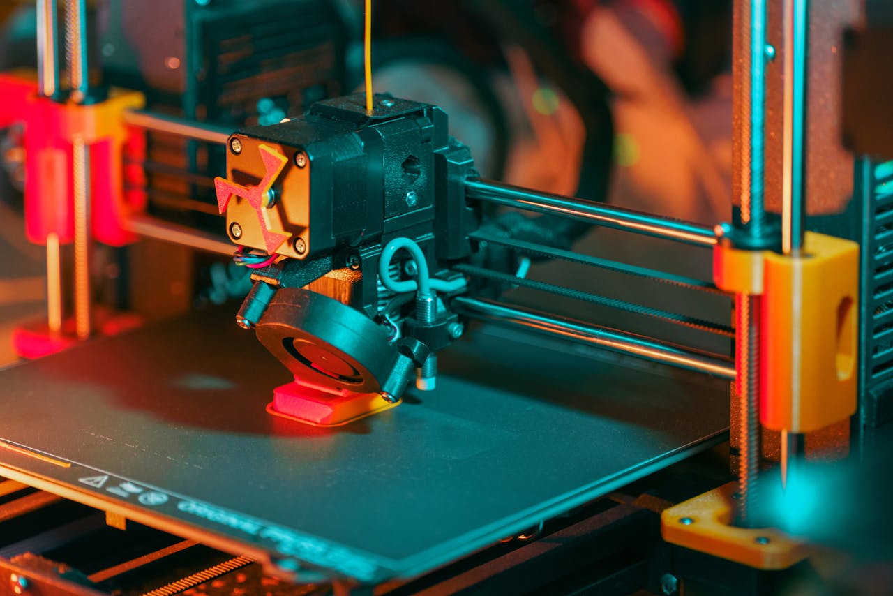 services-01 Detailed view of a 3D printer, highlighting the printing process and technological innovation.